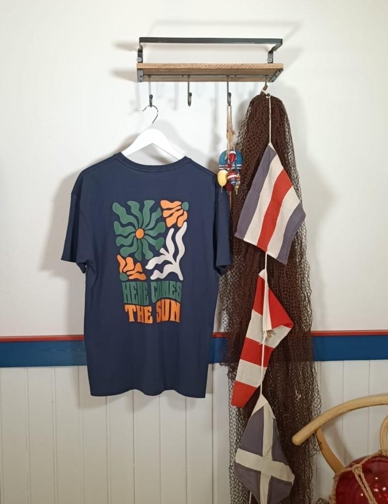 Camiseta here comes the sun azul marinho | Sottovento